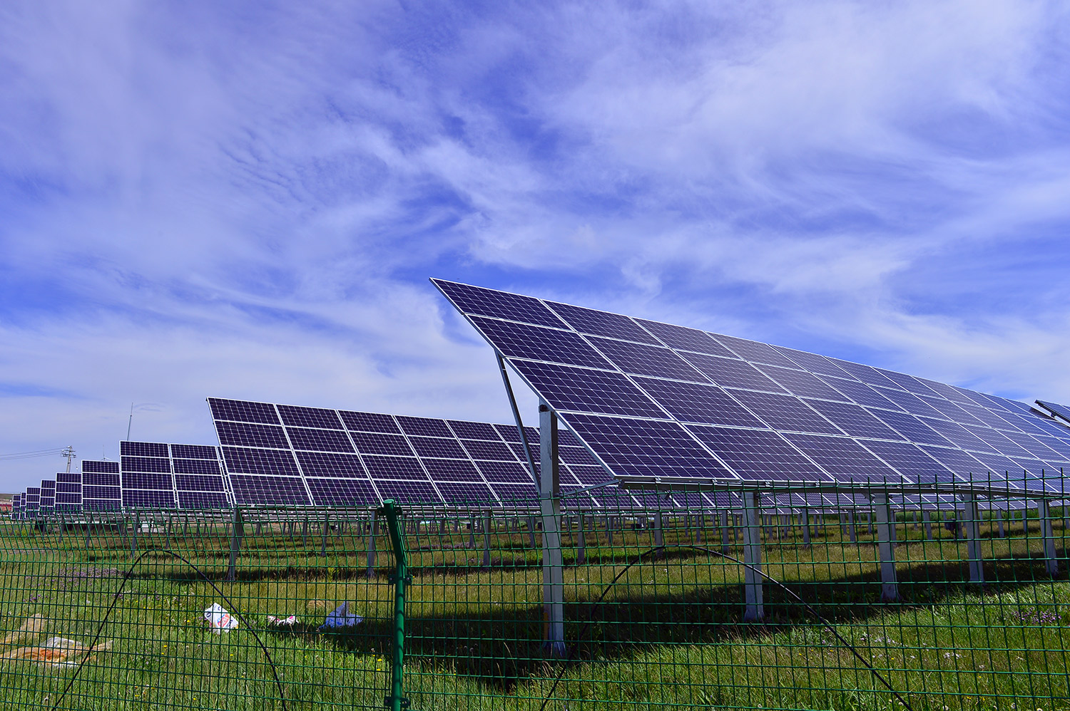 grillage autour d'un champ photovoltaïque
